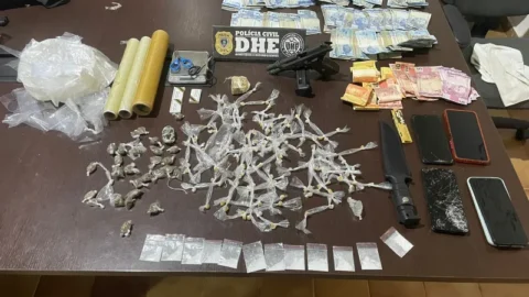 EM PATOS: Polícia Civil apreende arma, munições e drogas; duas pessoas são presas