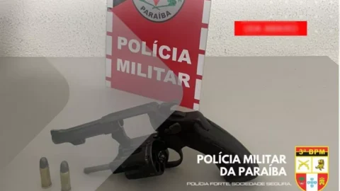Polícia Militar apreende arma durante abordagem em caso de quebra de medida protetiva em Patos
