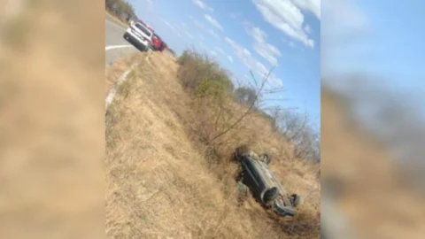 Casal fica ferido após carro capotar em rodovia, no Vale do Piancó