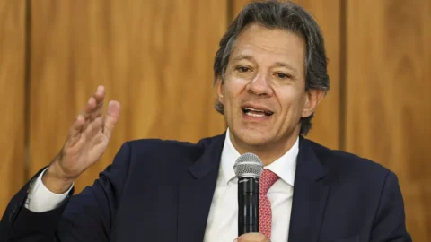 Haddad anuncia isenção de Imposto de Renda para quem ganha até R$ 5 mil