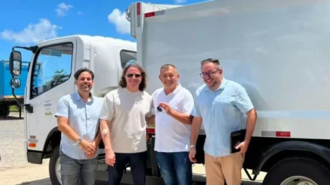 Prefeito de Catingueira recebe caminhão compactador de lixo para o município em parceria com o senador Veneziano