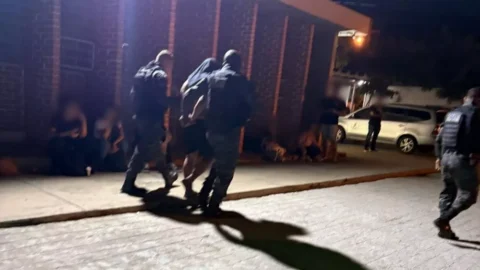 Polícia Militar cumpre mandado de prisão por tráfico de drogas, em Patos