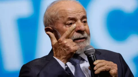 DATAFOLHA: Aprovação de Lula desaba para 24%, a pior de todos os seus mandatos; reprovação também é recorde