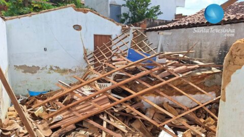 Teto de casa desaba com família dentro do imóvel em Santa Terezinha