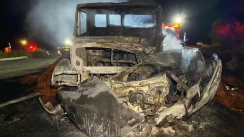 Patoense morre carbonizado em acidente envolvendo caminhão e carro na BR-230, próximo a Pombal