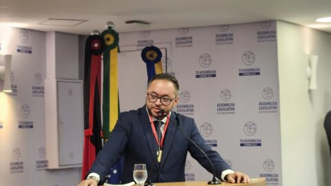 Catingueirense Rodrigo Lopes é agraciado com medalha Epitácio Pessoa na ALPB