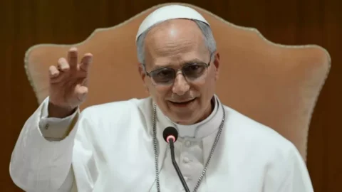 “É fundamental proteger este bem precioso que é a liberdade de expressão e de imprensa”, diz Papa Leão XIV