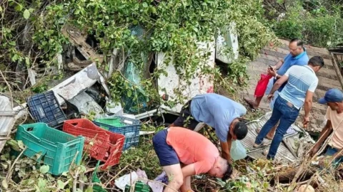 Casal fica ferido após caminhão tombar em rodovia de Piancó