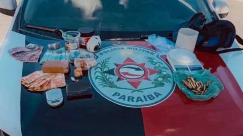 Polícia Militar desarticula ponto de tráfico de drogas e prende mulher em flagrante, no Vale do Piancó