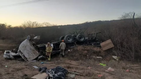 Caminhão capota na BR-230, em trecho da Serra de Santa Luzia; motorista ficou ferido