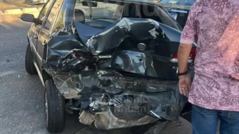 Mulher que dormia dentro de carro tem veículo destruído após ser atingida por caminhonete em Patos