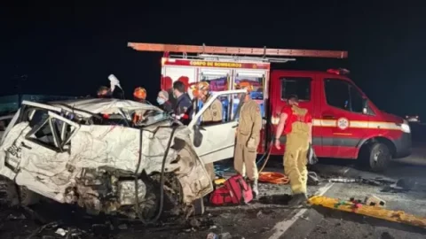 Homem e mulher ficam feridos em colisão envolvendo dois carros na BR-230, em Patos