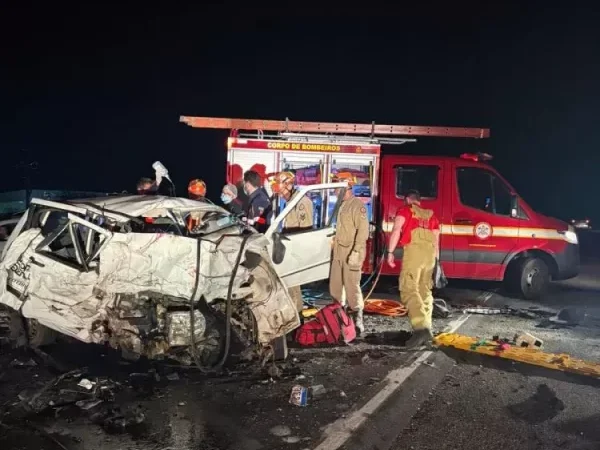 Homem e mulher ficam feridos em colisão envolvendo dois carros na BR-230, em Patos