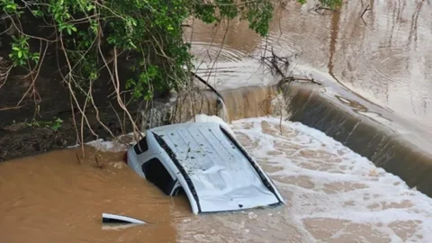 Carro fica submerso após cair de ponte, no Sertão da PB