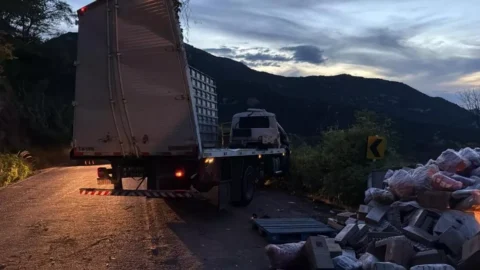 Caminhão tomba na Serra do Teixeira