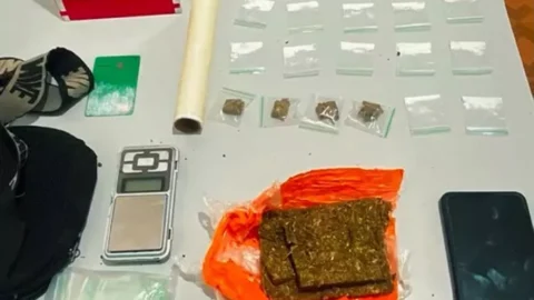 Três pessoas são presas por tráfico após a PM flagrar entrega de drogas por cima de muro de residência, em Patos