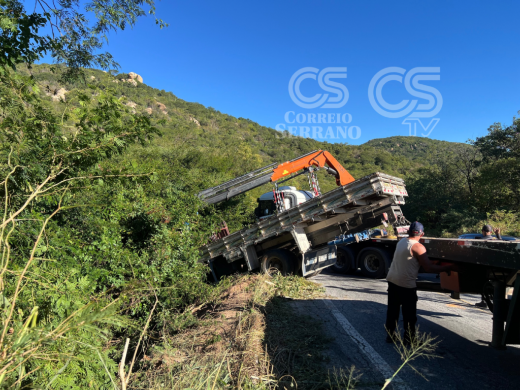 Caminhão perde os freios na Serra do Teixeira e motorista evita tragédia ao jogar veículo para fora da pista