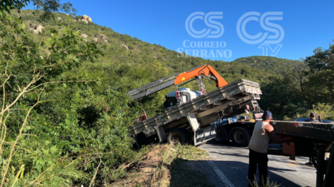 Caminhão perde os freios na Serra do Teixeira e motorista evita tragédia ao jogar veículo para fora da pista