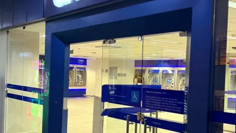Homem é detido após tentar roubar dinheiro de cliente em agência da Caixa Econômica em shopping de Patos