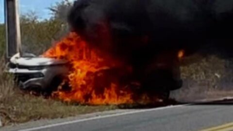 Carro pega fogo após colidir com poste entre Piancó e Olho d’Água