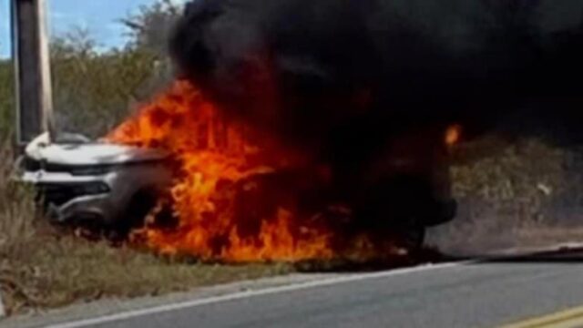 Carro pega fogo após colidir com poste entre Piancó e Olho d’Água