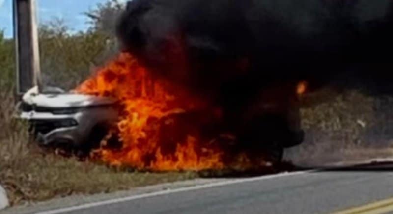 Carro pega fogo após colidir com poste entre Piancó e Olho d’Água