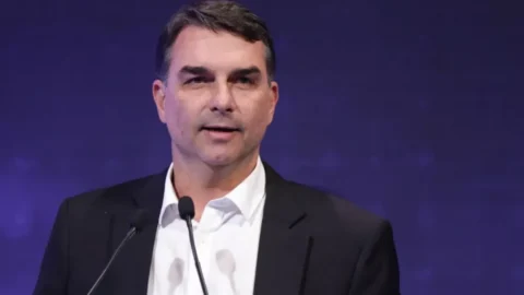 TSE restabelece filiação de Flávio ao PL e libera registro de candidatura