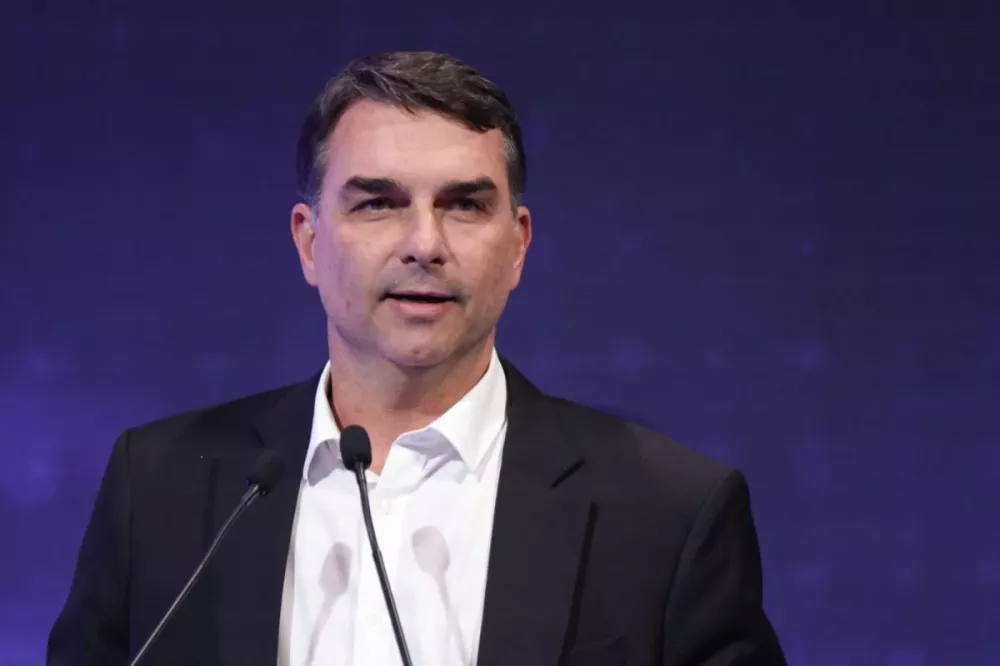 TSE restabelece filiação de Flávio ao PL e libera registro de candidatura