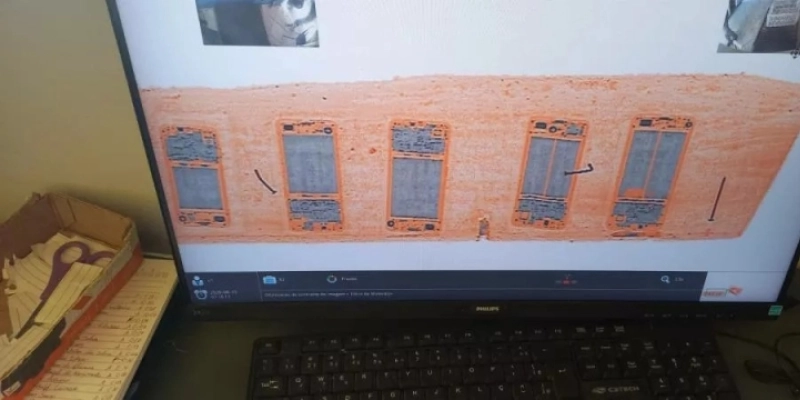 Polícia apreende celulares escondidos em tabua pela segunda vez em três dias no presídio de Patos