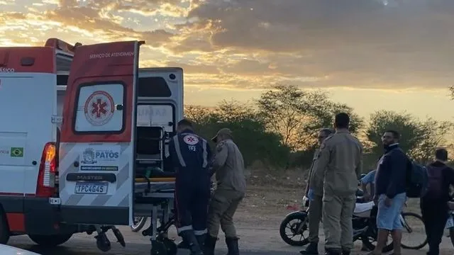Adolescente sofre traumatismo craniano após cair de camionete, Em Patos