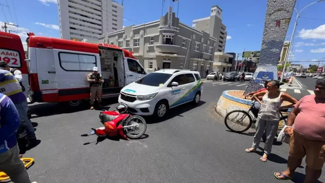 Motociclista fica ferida após colisão com carro no Centro de Patos