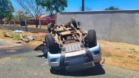 Homem morre após caminhonete capotar, no Sertão da PB